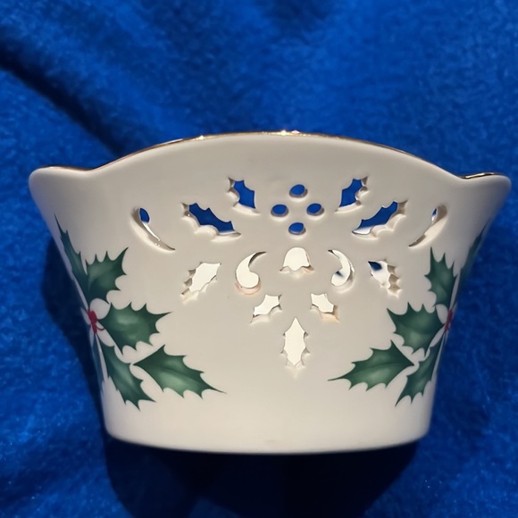 NWT Lenox Small Pierced Bowl with Holly Leaves & Berries Holiday Dimension - Picture 4 of 12